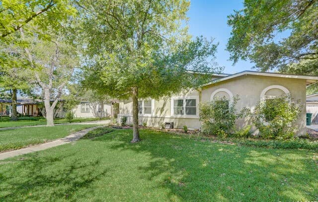3-bedroom rental at 631 E Nottingham Dr in San Antonio, TX — photo 3