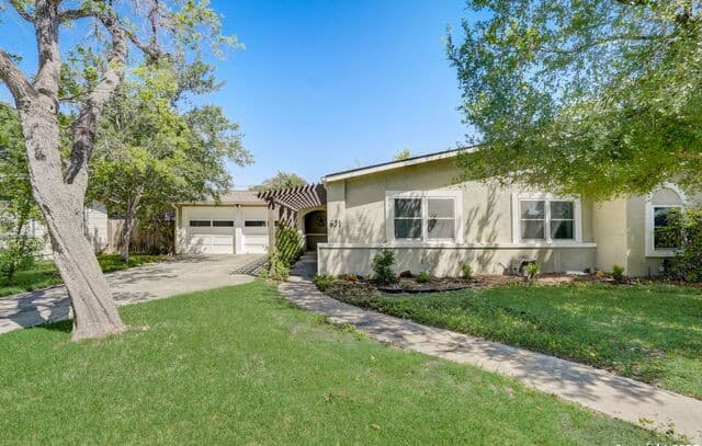 3-bedroom rental at 631 E Nottingham Dr in San Antonio, TX — photo 4