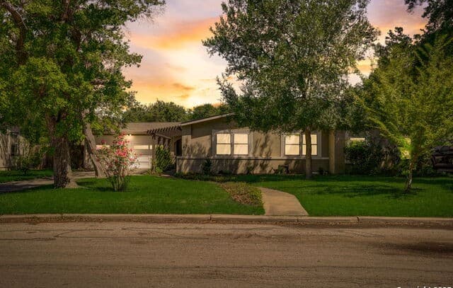 3-bedroom rental at 631 E Nottingham Dr in San Antonio, TX — photo 5