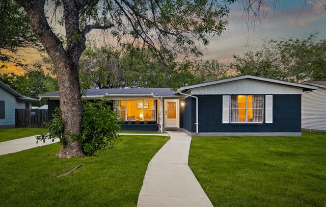 3-bedroom rental at 222 Winn Ave in Universal City, TX — photo 1