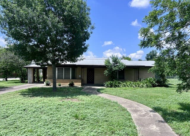 3-bedroom rental at 364 School Dr in Poteet, TX — photo 1