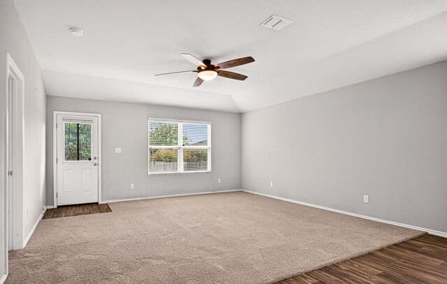 3-bedroom rental at 4619 Heathers Cross in St Hedwig, TX — photo 5