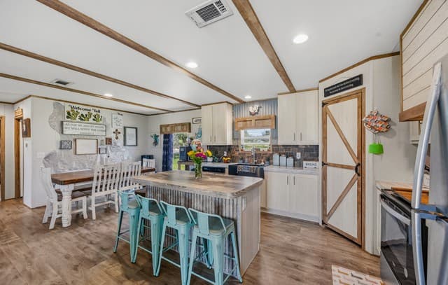 Home for sale at 490 Hernandez Rd in Poteet, TX — photo 3
