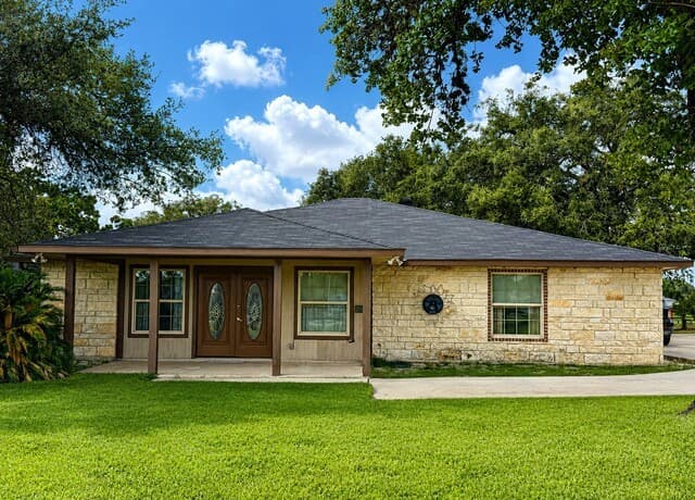 4-bedroom rental at 103 Misty Bnd in Floresville, TX — photo 1