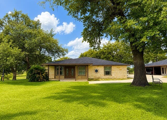 4-bedroom rental at 103 Misty Bnd in Floresville, TX — photo 2
