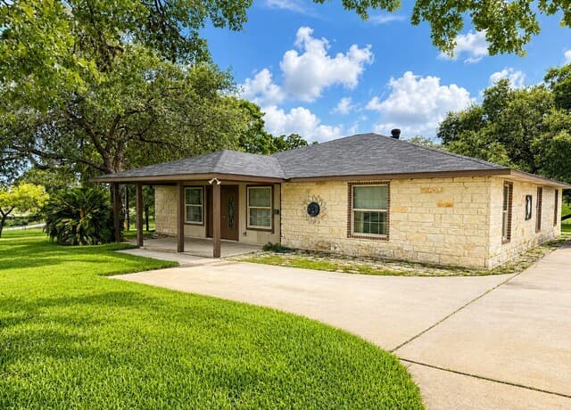 4-bedroom rental at 103 Misty Bnd in Floresville, TX — photo 3