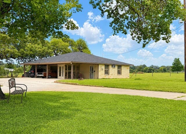 4-bedroom rental at 103 Misty Bnd in Floresville, TX — photo 4
