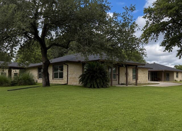 4-bedroom rental at 103 Misty Bnd in Floresville, TX — photo 5