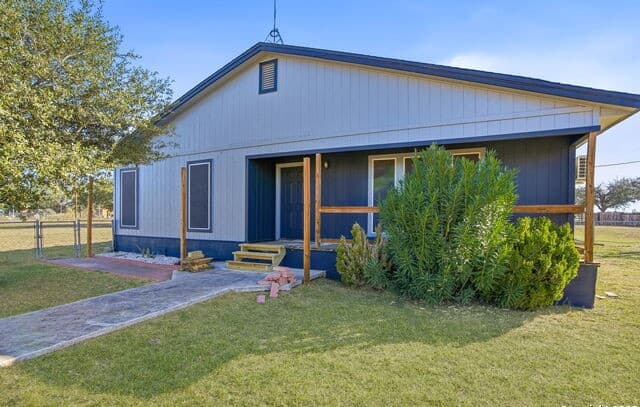 3-bedroom rental at 1037 County Road 7711 in Devine, TX — photo 3