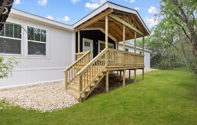 4-bedroom rental at 697 County Road 664 in Devine, TX — photo 1