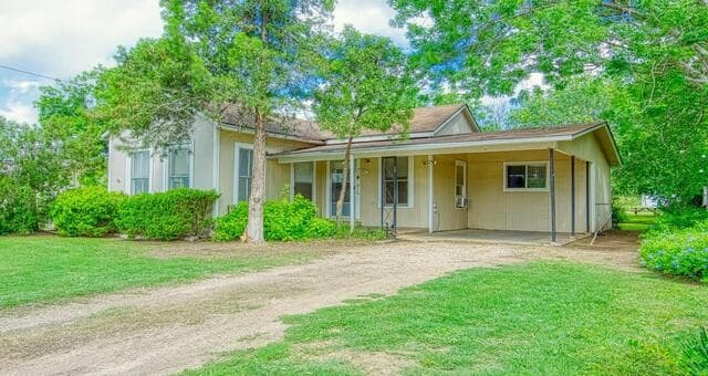 2-bedroom rental at 1107 Trail St in Floresville, TX — photo 1