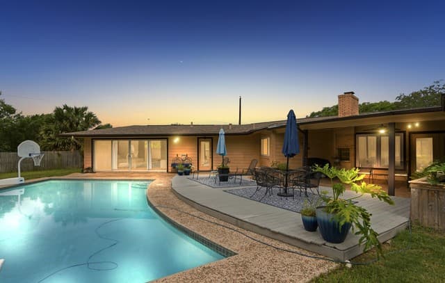 4-bedroom rental at 100 Glentower Dr in Castle Hills, TX — photo 1