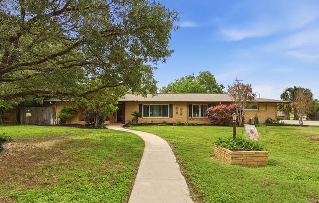 4-bedroom rental at 100 Glentower Dr in Castle Hills, TX — photo 4