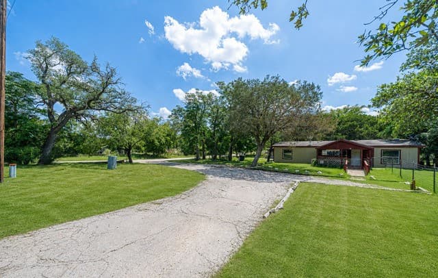 3-bedroom rental at 756 Northeast Dr in Bandera, TX — photo 3