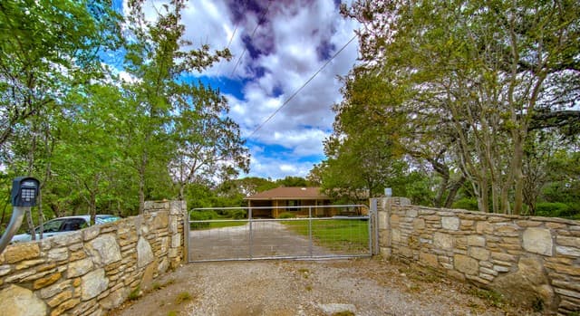 3-bedroom rental at 105 Walnut Grove Rd in Boerne, TX — photo 4