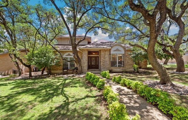 3-bedroom rental at 13102 N Hunters Cir in San Antonio, TX — photo 3