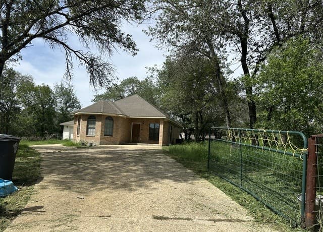 3-bedroom rental at 23138 Opportunity Dr in Elmendorf, TX — photo 3