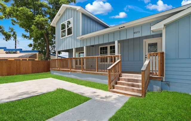 3-bedroom rental at 8013 E 6th St in Somerset, TX — photo 4