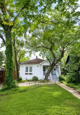 2-bedroom rental at 211 Montclair St in Alamo Heights, TX — photo 2