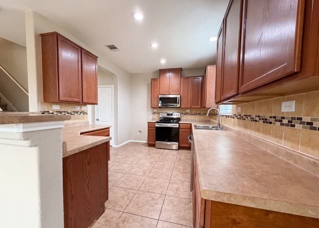 3-bedroom rental at 5733 Ty Lindstrom in Schertz, TX — photo 2