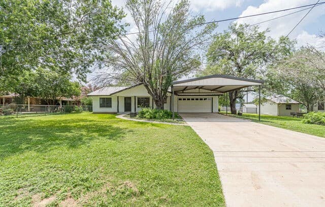 3-bedroom rental at 506 Magnolia in Jourdanton, TX — photo 1