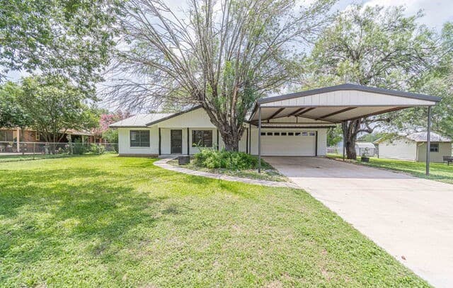 3-bedroom rental at 506 Magnolia in Jourdanton, TX — photo 2