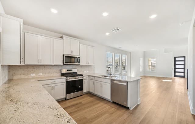 4-bedroom rental at 6450 Comanche Moon in San Antonio, TX — photo 4