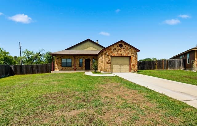 3-bedroom rental at 531 Indian Xing in Jourdanton, TX — photo 2