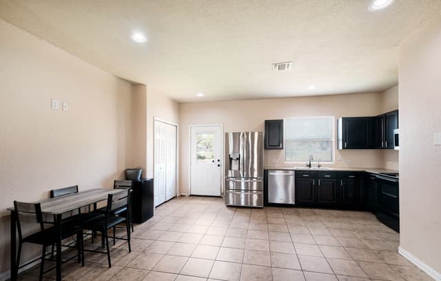 3-bedroom rental at 531 Indian Xing in Jourdanton, TX — photo 4