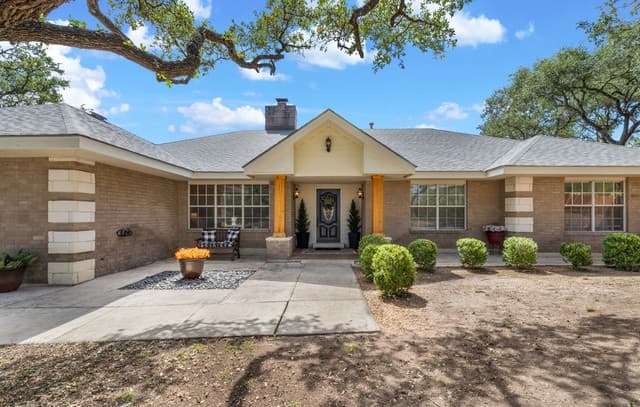 5-bedroom rental at 27240 Boerne Glen in Boerne, TX — photo 3