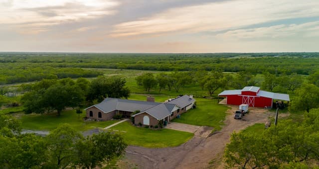 4-bedroom rental at 580 Fm 1332 in Jourdanton, TX — photo 1