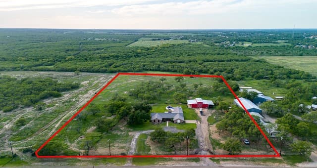 4-bedroom rental at 580 Fm 1332 in Jourdanton, TX — photo 3