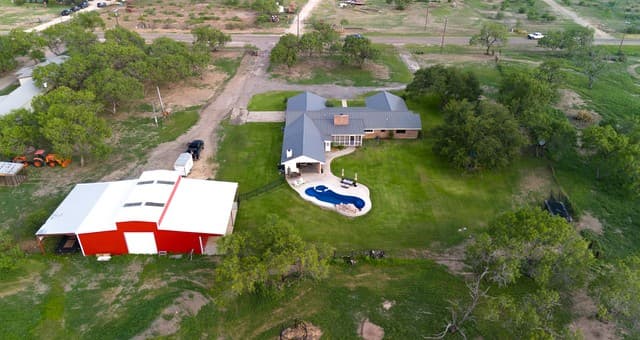 4-bedroom rental at 580 Fm 1332 in Jourdanton, TX — photo 4