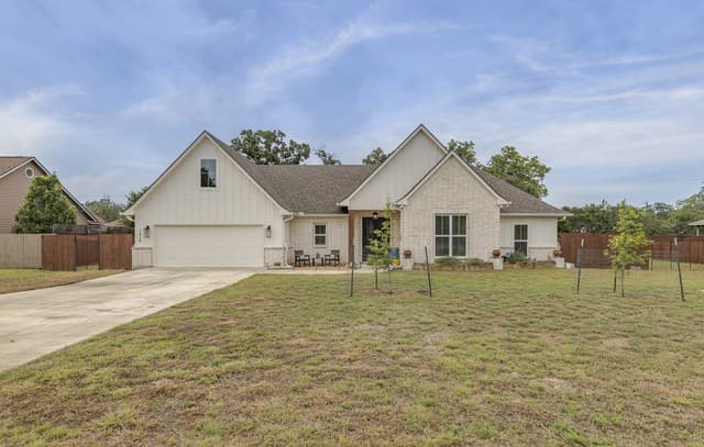 4-bedroom home for sale at 1516 Kings Ranch Rd in Bandera TX