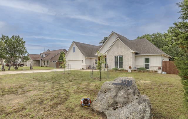 Home for sale at 1516 Kings Ranch Rd in Bandera, TX — photo 2
