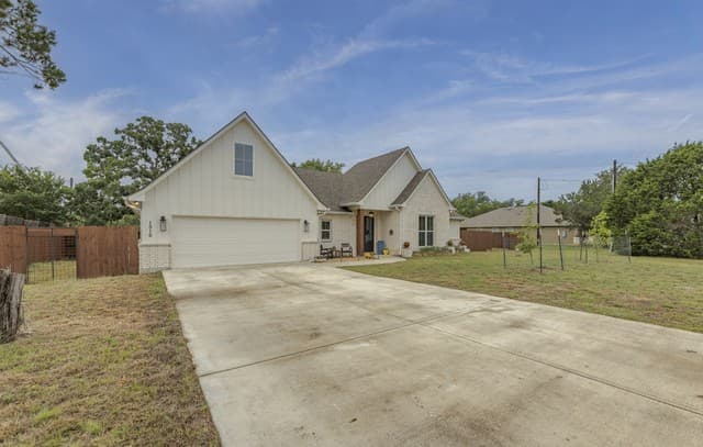 Home for sale at 1516 Kings Ranch Rd in Bandera, TX — photo 3