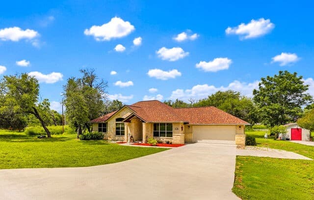 Home for sale at 1103 Eagle View in Pleasanton, TX — photo 2