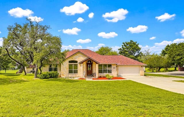 Home for sale at 1103 Eagle View in Pleasanton, TX — photo 3