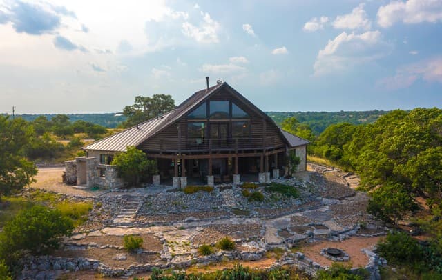 4-bedroom home for sale at 225 Valley View Dr in Comfort TX