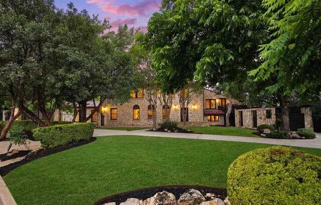 5-bedroom rental at 103 Park Hill in San Antonio, TX — photo 1