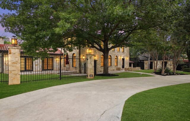 5-bedroom rental at 103 Park Hill in San Antonio, TX — photo 3