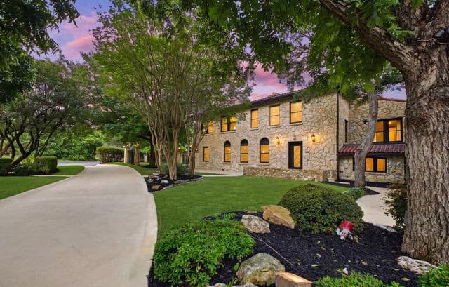 5-bedroom rental at 103 Park Hill in San Antonio, TX — photo 5