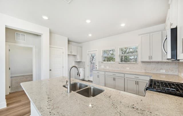 4-bedroom rental at 200 Barton Pt in Cibolo, TX — photo 5