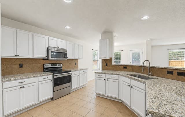 5-bedroom rental at 10507 Cosmos Canyon in Helotes, TX — photo 4