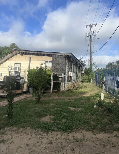 2-bedroom rental at 517 Avenue K in Poteet, TX — photo 1