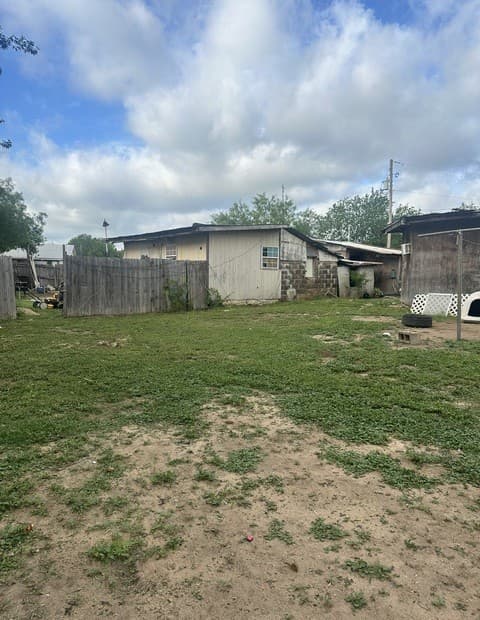 2-bedroom rental at 517 Avenue K in Poteet, TX — photo 2