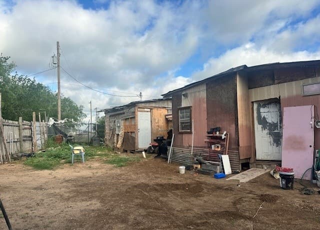 2-bedroom rental at 517 Avenue K in Poteet, TX — photo 3