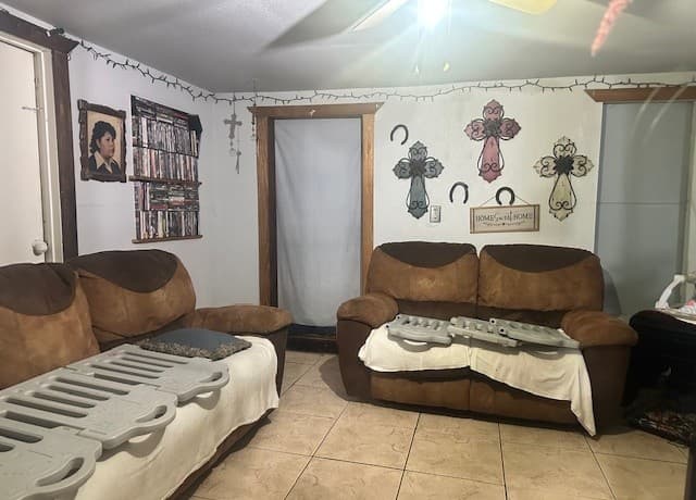 2-bedroom rental at 517 Avenue K in Poteet, TX — photo 4