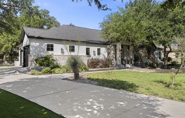 5-bedroom rental at 1062 Pegasus Dr in Spring Branch, TX — photo 4
