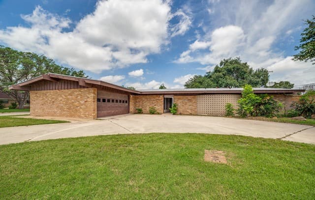 3-bedroom rental at 206 Jay Drive in Devine, TX — photo 2
